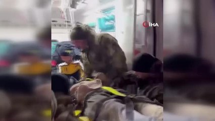 Niğde UMKE ekiplerinden enkaz altındaki vatandaşa hayat eli: "uyuma bekle" diyerek eline tuttu