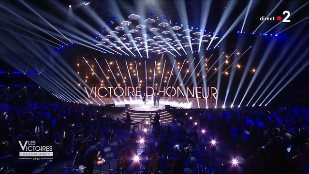 Calogero en larmes lors de l'hommage à Serge Lama aux Victoires de la Musique 2023
