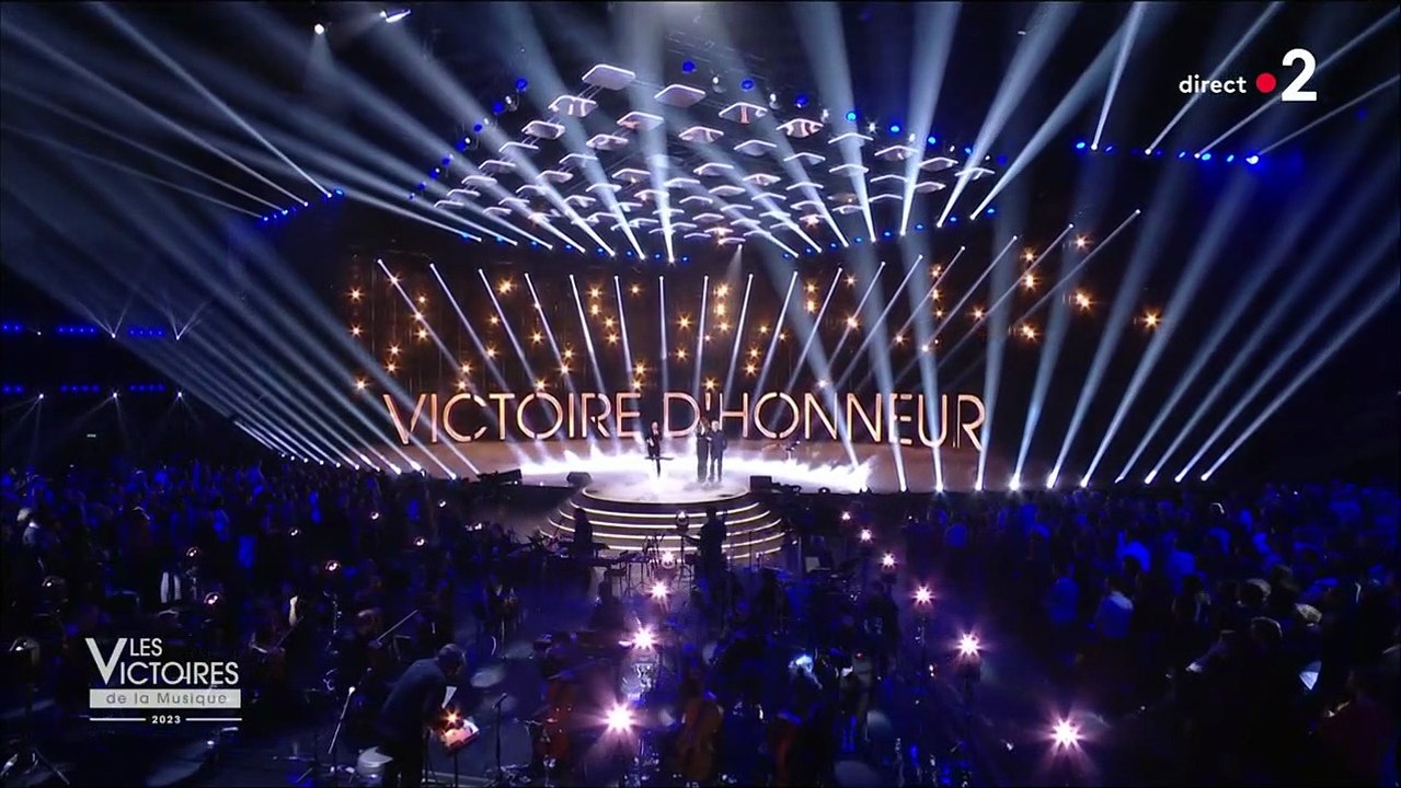Calogero en larmes lors de l'hommage à Serge Lama aux Victoires de la Musique 2023