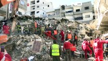 شاهد: سوري يحوّل أرضه إلى مقبرة بعدما غصّت المستشفيات بقتلى الزلزال