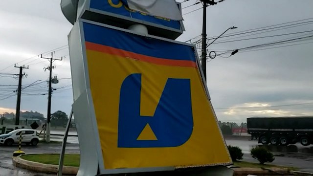 Fortes ventos derrubam painel sinalizador de posto de combustíveis na BR-277