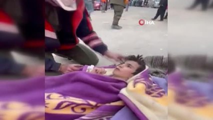 Enkazdan çıkan küçük Rıdvan'dan duygulandıran istek