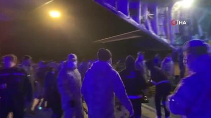 Askeri uçaklarla taşınan yaralı depremzedeler İzmir'e taşınıyor