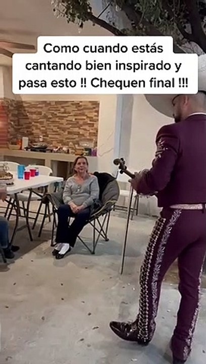 Perro asusta a mariachi