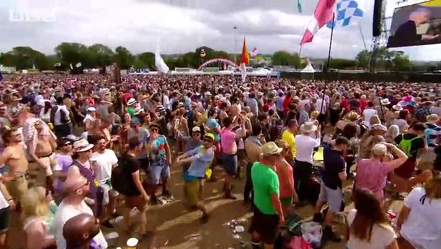 Burt Bacharach - Raindrops Keep Fallin' On My Head (Glastonbury 2015)