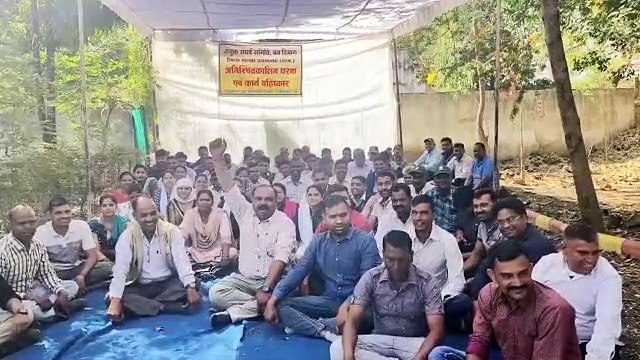 वनकर्मियों का धरना पांचवें दिन भी जारी, की नारेबाजी