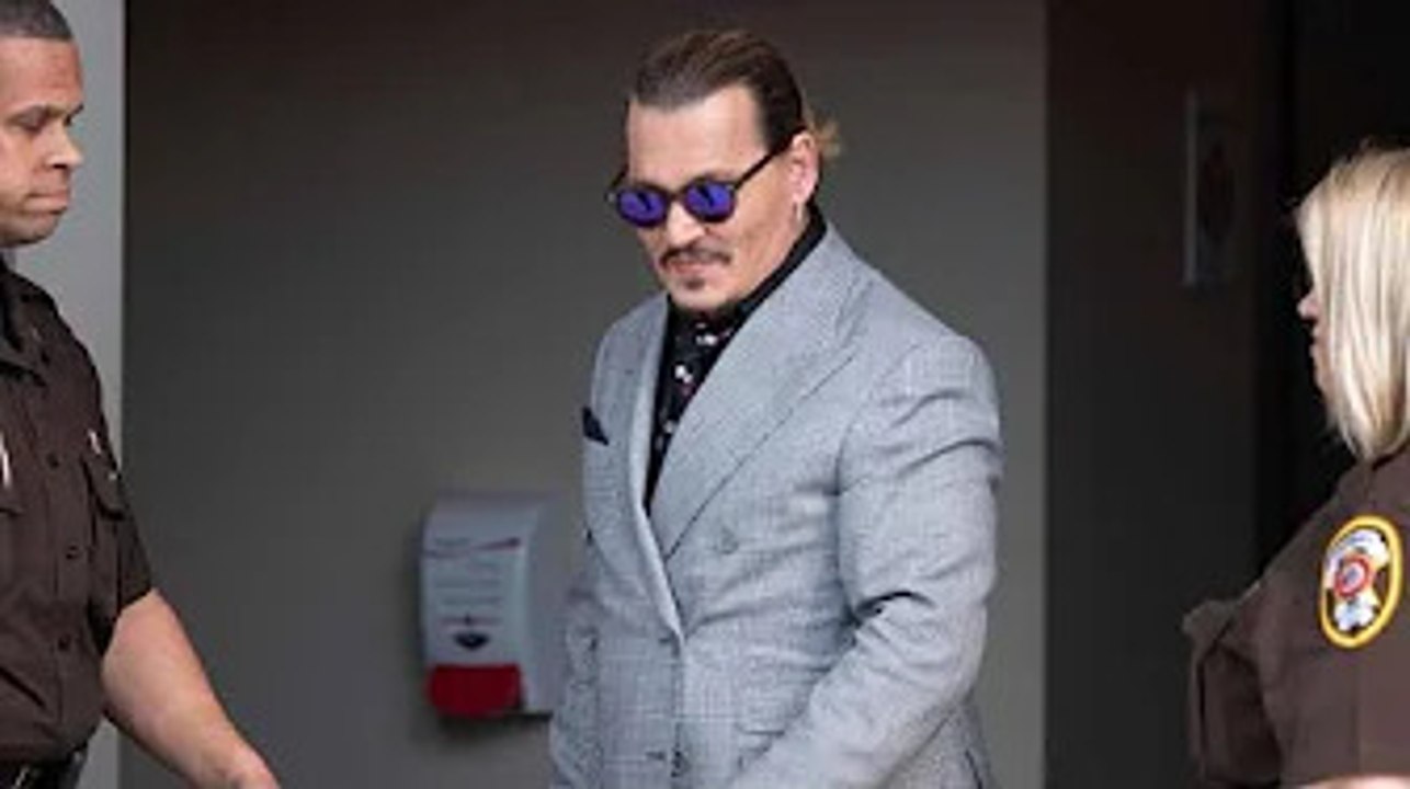 Johnny Depp ivre mort, il ne tient plus débout devant ses fans