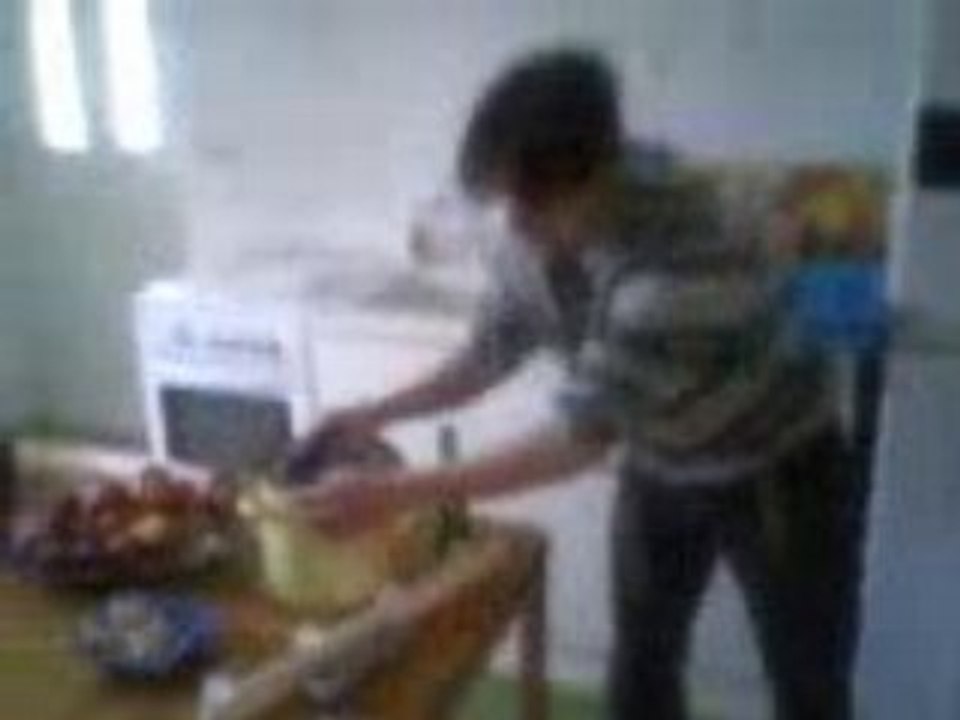 le claude fais la cuisine