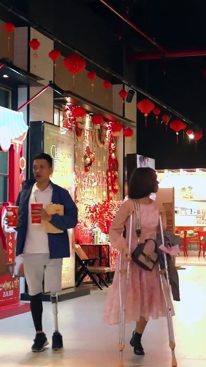 Anh chồng khuyết 1 chân bao nguyên rạp chiếu phim, lần đầu cầu hôn vợ