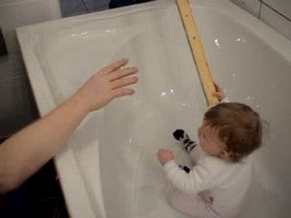 Nyla aide à monter la baignoire !