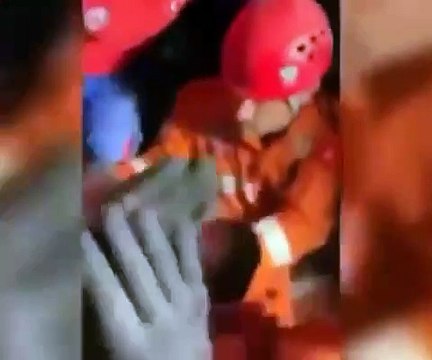 Clip: Giải cứu thành công em bé dưới đống đổ nát sau 115 giờ mắc kẹt