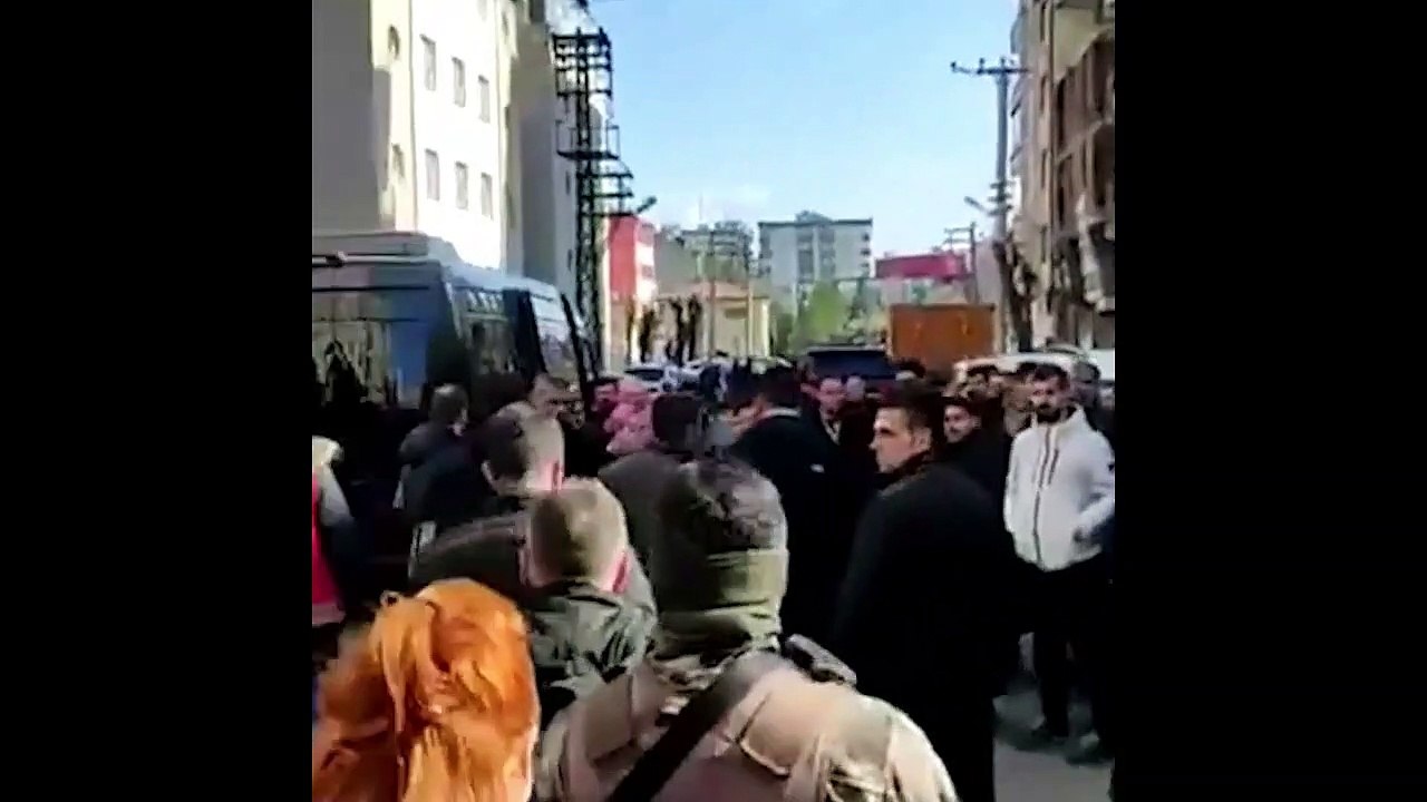 Bekir Bozdağ ve AKP'li vekil, Diyarbakır'da yuhalandı