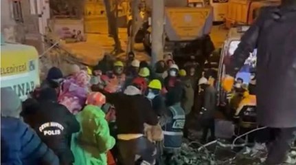 Diyarbakır’da 122 saat sonra bir kadın kurtarıldı