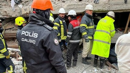 Télécharger la video: Yıkılan binanın enkazından 108 saat sonra kurtarıldı