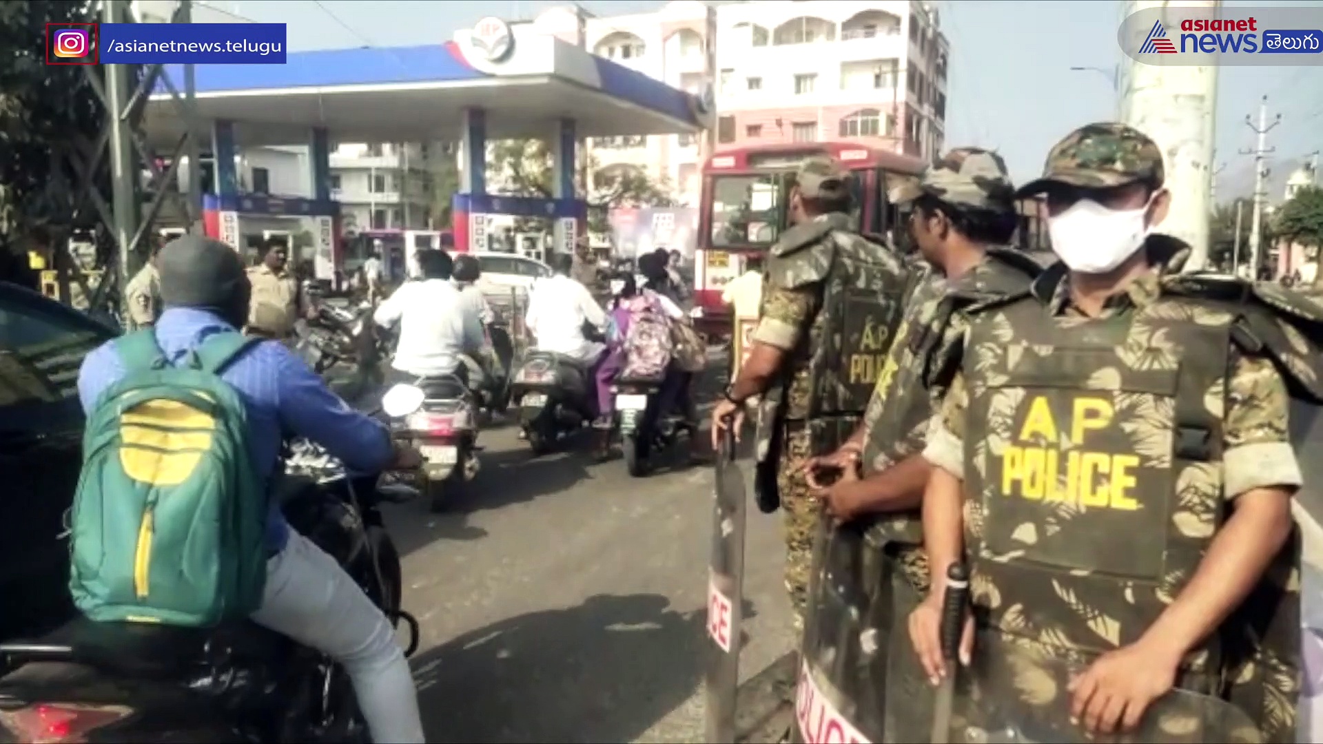 కానిస్టేబుల్ రాత పరీక్షలో మరో 5 మార్కులు కలపాలంటూ అభ్యర్థుల ఆందోళన.. 