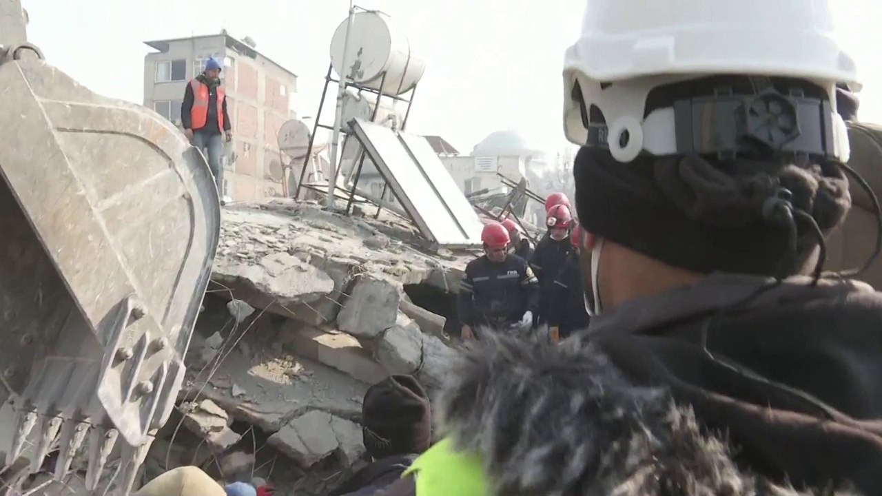 مراسل #العربية: استمرار البحث عن ناجين بعد ورود إشارات على حياة لهم تحت الأنقاض في #كهرمان_مرعش بـ #تركيا  #زلزال_سوريا_تركيا