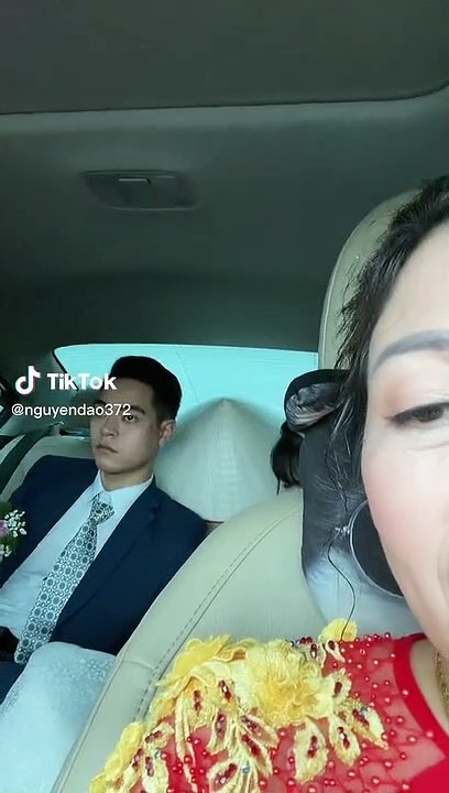 Đưa con dâu về nhà, bác gái paparazi quay clip con dâu ngủ gật còn hài hước tự nhận: “Là mẹ chồng xấu tính nhất hành tinh”