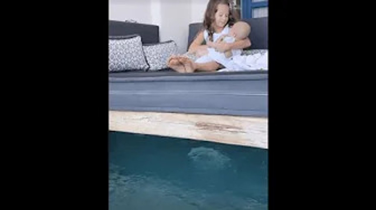 Camille Santoro : en vacances, sa fille Emie porte le bébé Alba comme une vraie maman