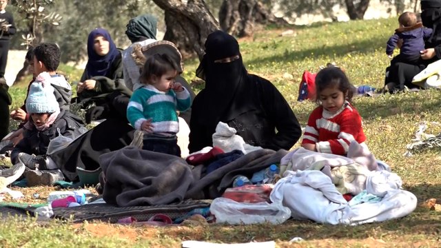 جراء الزلزال.. آلاف العائلات في الشمال السوري تبيت في العراء