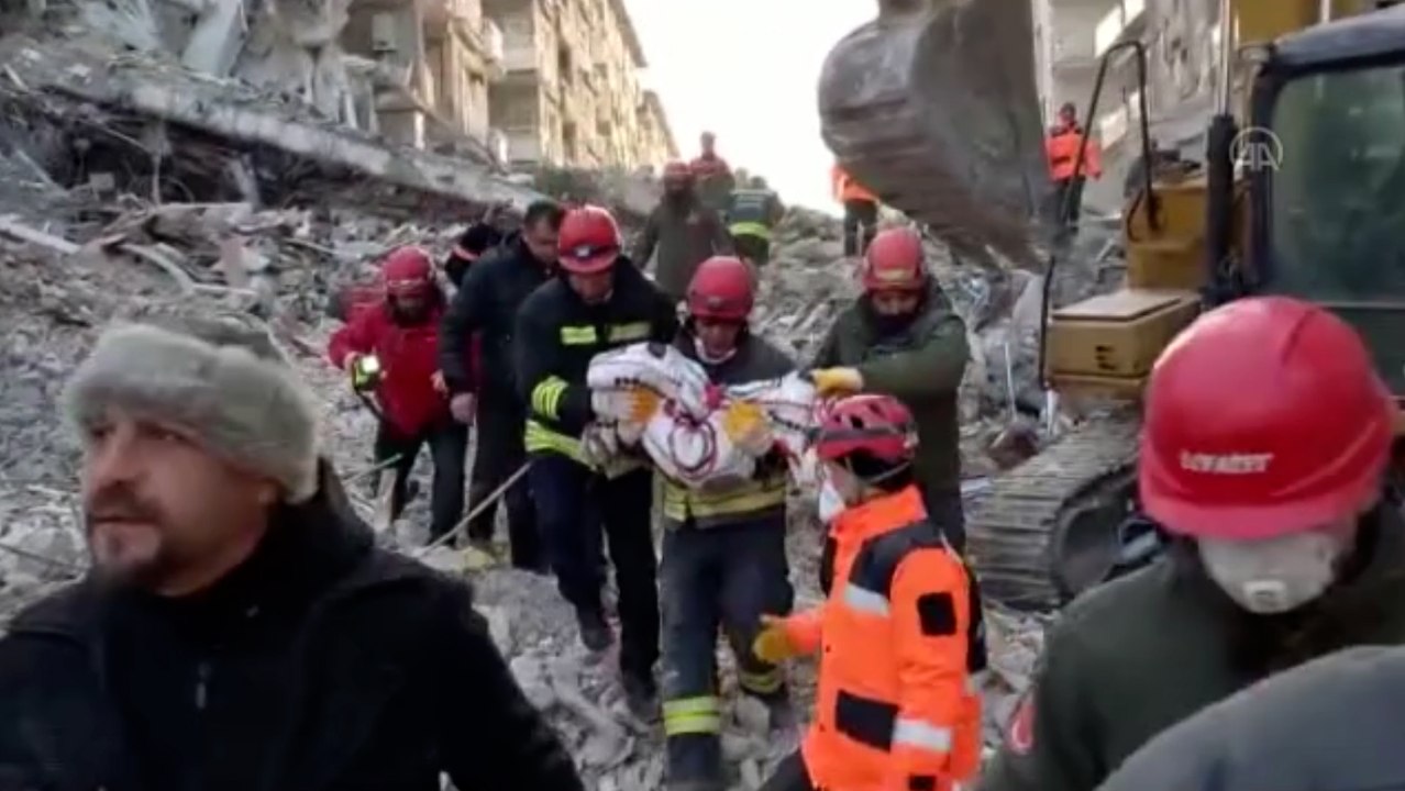 Antakya'da 2 yaşındaki Asya depremin 122'nci saatinde enkazdan kurtarıldı