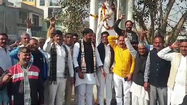 स्वर्गीय राजेश पायलट के 75 वे जन्मदिवस पर शहीद पायलट स्मार्ट पर पहुंचे स्थानीय निवासियों ने प्रतिमा पर माल्यार्पण कर मनाई जयंती