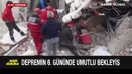 Korkunç anlar! Molozlar kurtarma ekibinin üzerine düştü