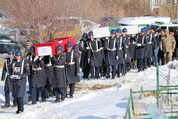 DEPREMDE HAYATINI KAYBEDEN UZMAN ÇAVUŞ, EŞİ VE KIZI TOPRAĞA VERİLDİ