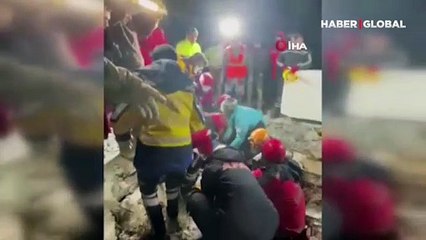 Mutluluk gözyaşları... AFAD ekipleri 120 saat sonra enkazdan bir vatandaşı böyle sağ çıkardı