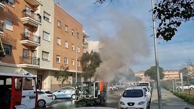 Los bomberos acuden a apagar el incendio de un vehículo barredora de Sadeco