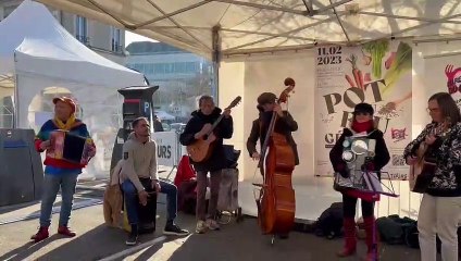 Une troupe tourangelle joue devant les Halles à Tours pour le Pot-au-feu géant.