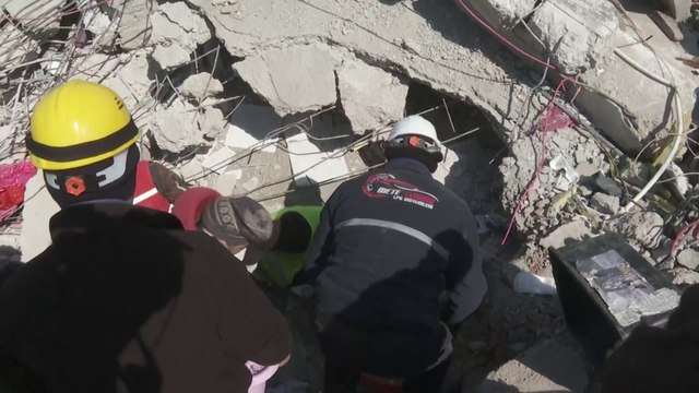 موفد #العربية: تسارع وتيرة عمل فرق الإنقاذ لانتشال الفتاة السورية عائشة من أسفل الركام في #قهرمان_مرعش التركية #سوريا #زلزال_سوريا_تركيا
