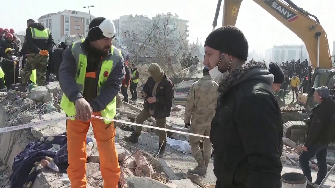 مراسل العربية: لحظة صمت في كهرمان مرعش بتركيا أ...