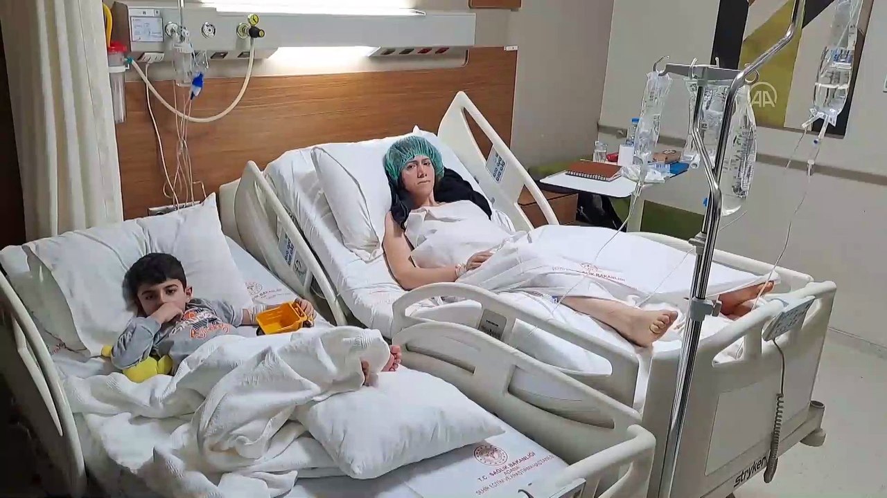 Duygu dolu anlar: Enkazdan çıkarılan anne ve 5...