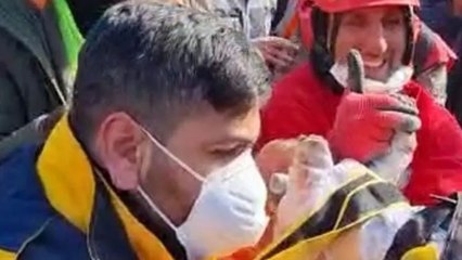 Hatay'da enkaz altında kalan bebek 128 saat sonra kurtarıldı