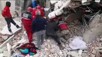 Yürekler ağza geldi! Kurtarma ekibi enkaz altında kaldı