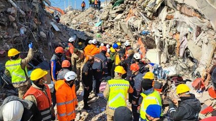 128'inci saatte çifte sevinç! Baba ile bebeği sağ kurtarıldı