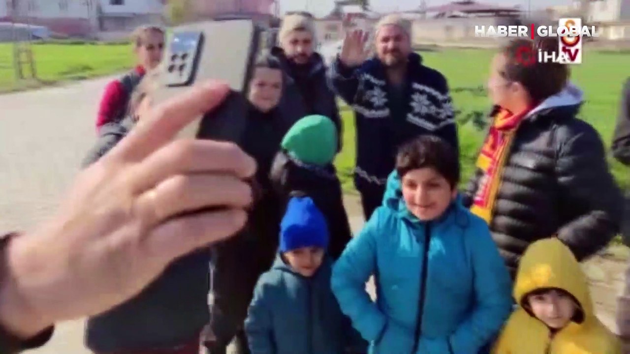 Galatasaraylı Kerem depremzedelerle tek tek konuştu