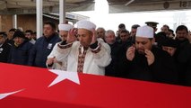 DEPREMDE YAŞAMINI YİTİREN ÜSTEĞMENİN CENAZE NAMAZINI İMAM OLAN BABASI KILDIRDI