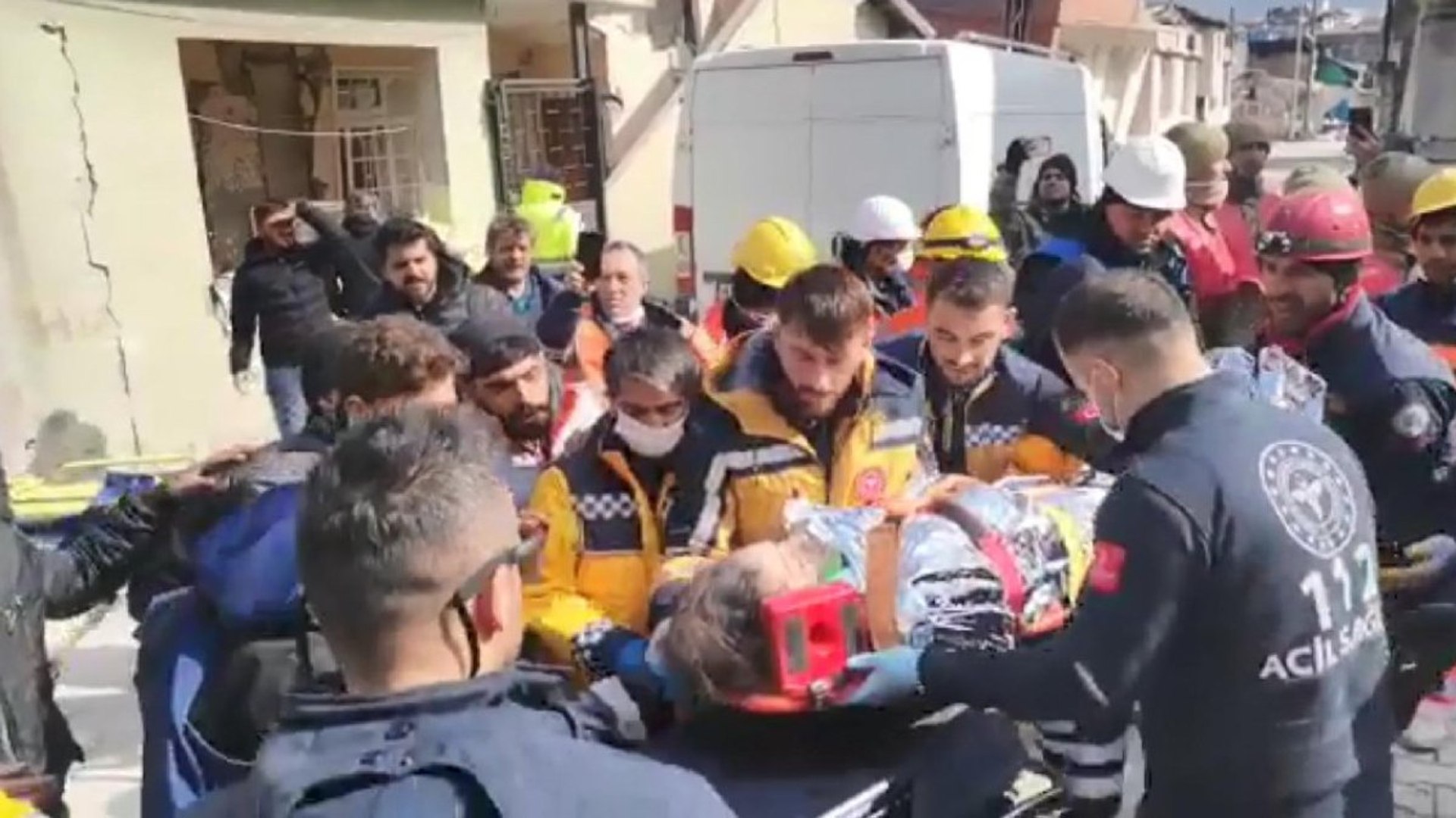 ⁣Hatay’da mucize 129. saatte 2 kız kardeş enkazdan sağ çıkarıldı