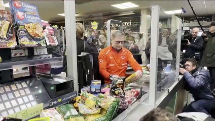 Stefan Kuntz, depremzedeler için kasiyerlik yaptı