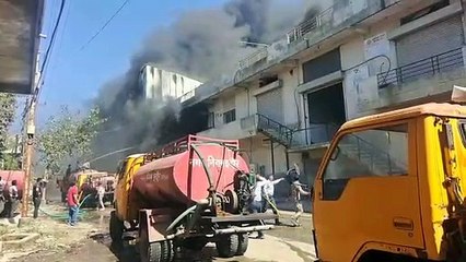 प्लास्टिक फाइबर फैक्ट्री में लगी भीषण आग