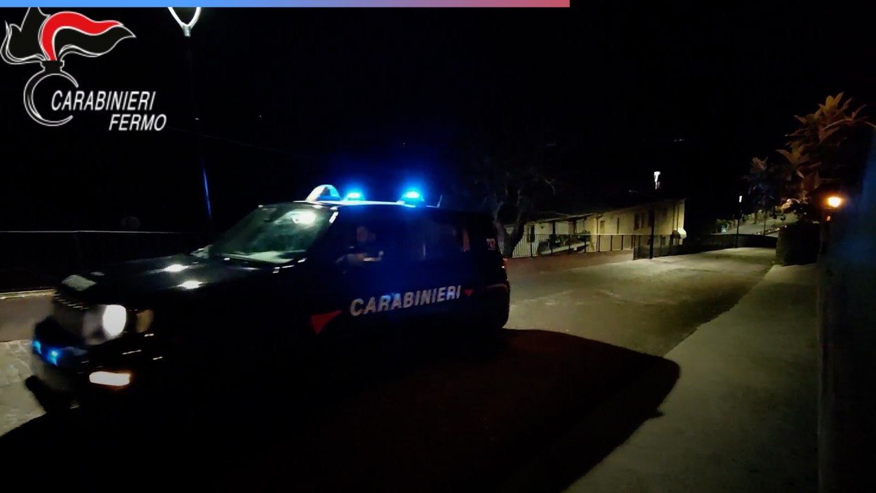 I carabinieri di Fermo salvano una donna caduta in un fosso: il video delle ricerche