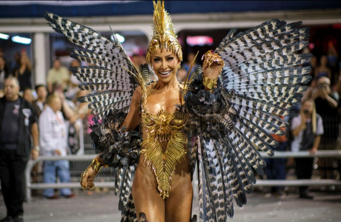 Sabrina Sato comenta rotina insana para carnaval: 'Durmo duas horas por dia’