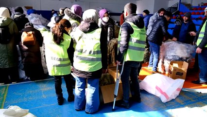 Vanlı gönüllüler, deprem bölgesine yardım için seferber oldu