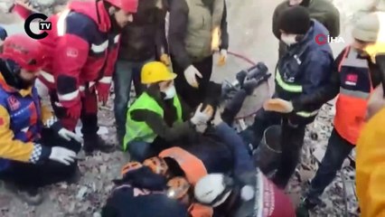 Diyarbakır'da günler sonra gelen mucize... Anne köpek, 2 yavrusu ile birlikte enkazdan kurtarıldı