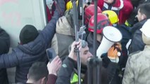 لحظة إخراج أحد العالقين تحت الأنقاض في مدينة البستان التركية