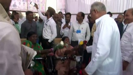 ...और मुख्यमंत्री 43 साल बाद मिले पुराने दोस्त से