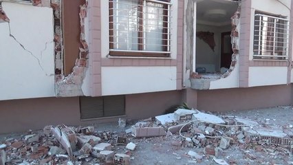 Osmaniye'de, Depremde En Çok Zarar Gören Mahalleler Arasındaki Esenevler Mahallesi Muhtarı Tarık Selvi: "Tahminen 400'ün Üzerinde Ölümüz Var"