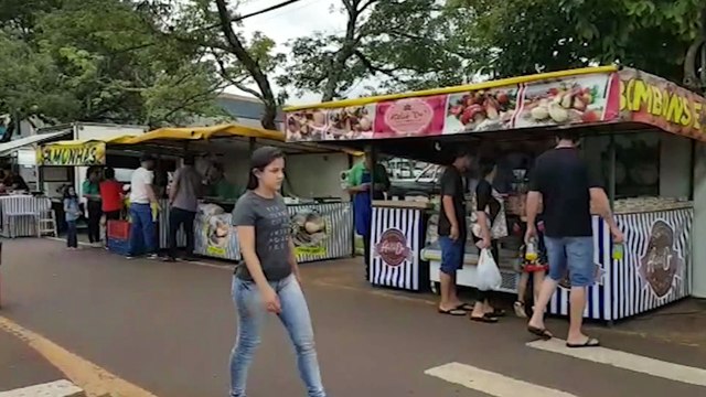 Mesmo com tempo nublado, feira do pequeno produtor reúne moradores em frente à prefeitura