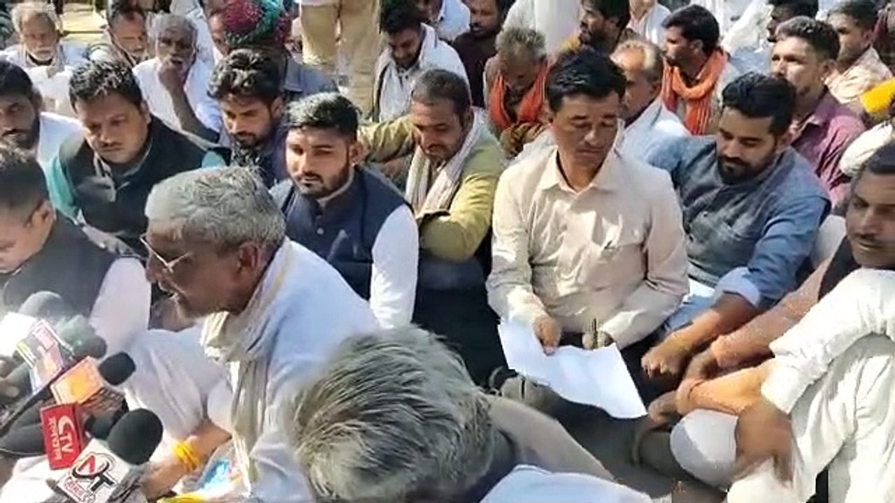 बंजारा समाज के युवाओं के साथ बेरहमी से मारपीट को लेकर विरोध स्वरूप एसपी कार्यालय का किया घेराव